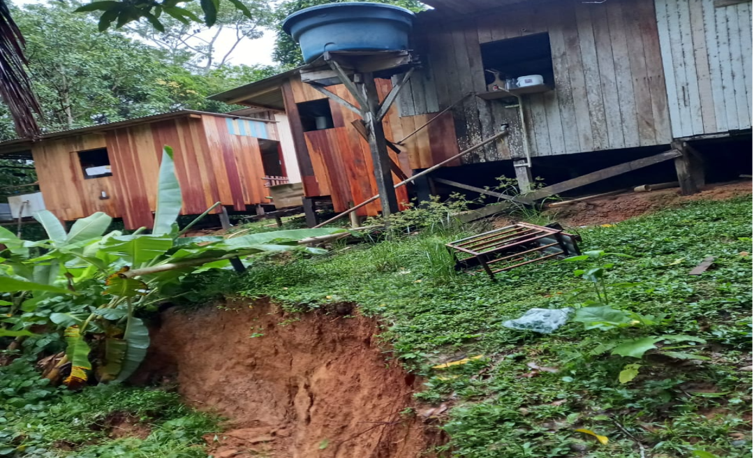 Moradora do Oscar Passos alerta para desbarrancamento iminente; 9 crianças residem no local